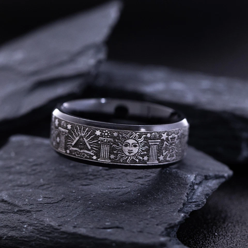 Banda de titanio negro de 8 mm con símbolos masónicos grabados profundos Foto 1 de 4