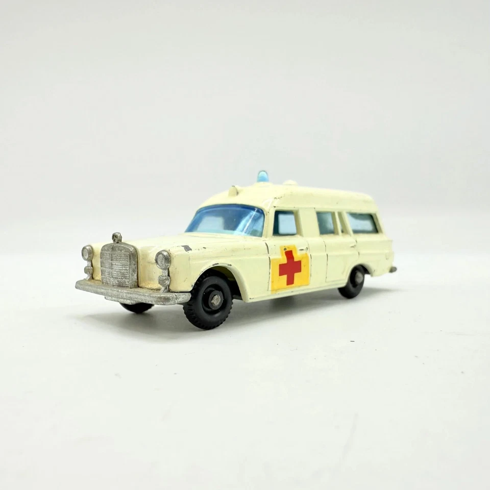 Ambulancia Matchbox Lesney 3c Mercedes-Benz 'Binz' Foto 1 de 4