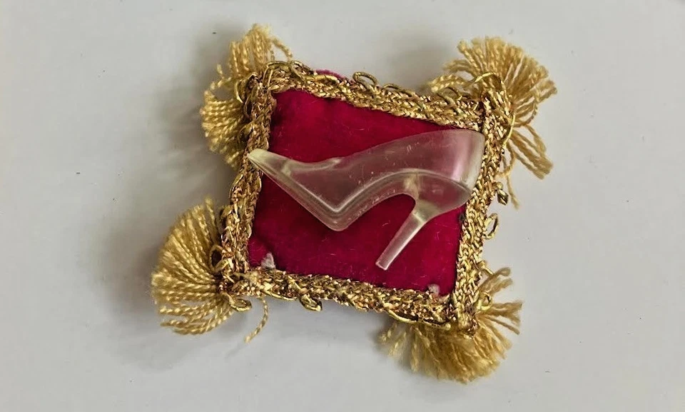 Винтажная Ken The Prince 772 Прозрачный Шип Каблук Барби 1964 Подушка Маленький Театр - Изображение 1 из 1