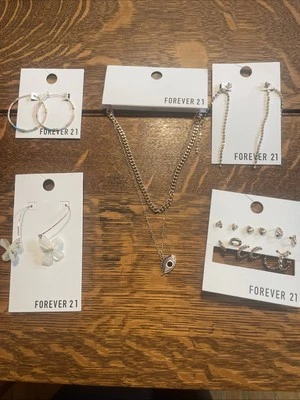 Lote de 5 brincos e colares de ouro Forever 21 novos com etiquetas - Imagem 1 de 4