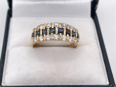 Anillo de eternidad cúbico y zafiro de oro de 9 quilates. Joyeros de mina de oro. Foto 1 de 4