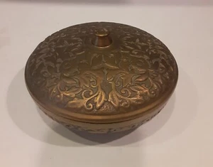 Becchini e tesori per piatti coperti vintage in ottone goffrato - Foto 1 di 7