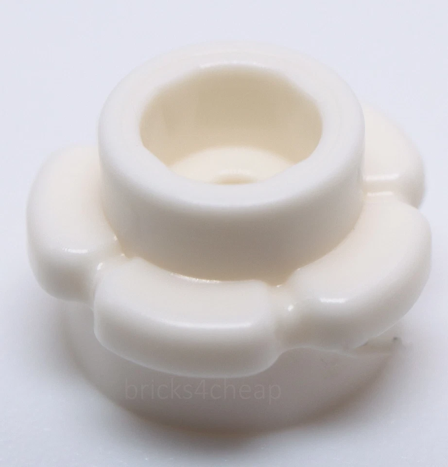 Lego 15x White Plate Round 1 x 1 with Flower Edge (5 Petals) - Image 1 of 1