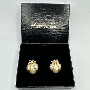 Pendientes perforados vintage de corazón de perla sintética capturados en tono dorado de Joan Rivers 1""#516 - Imagen 1 de 7
