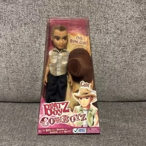RARA bambola Bratz Cowboyz Cade in scatola nuova mai aperta LEGGI - Foto 1 di 14