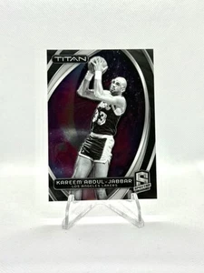 2023-24 Spectra KAREEM ABDUL-JABBAR #68 Titan Insert, Lakers - Imagen 1 de 2