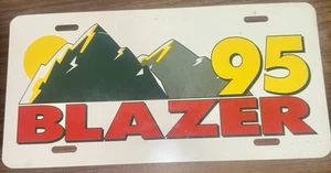 Etiqueta de matrícula delantera Chevy vintage de metal “95 Blazer” Montañas Chevrolet - Imagen 1 de 2