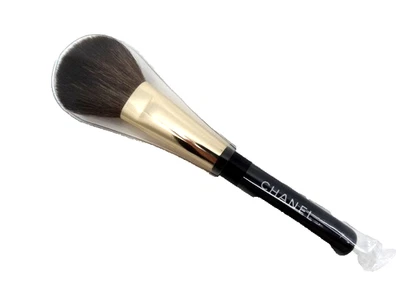 NUEVO Auténtico Cepillo de Rubor CHANEL #7, Mango Dorado con Cubierta Antipolvo de Plástico, 6" de Largo Foto 1 de 2