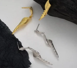 Aretes colgantes de lujo con alas de ángel enchapados en oro de 18 quilates de plata de ley 925 torcidos - Imagen 1 de 17
