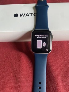 (USED) Apple Watch SE ⌚️ W/ 8 Wrist Bands - Zdjęcie 1 z 7