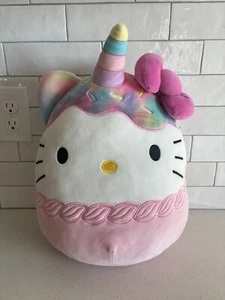 Juguete de peluche SQUISHMALLOW Hello Kitty Ice Cream Cupcake Unicornio 14" rosa saurio - Imagen 1 de 7