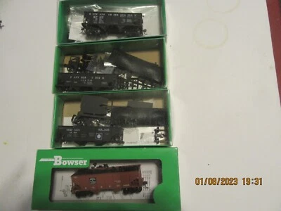 4 pcs of HO Scale Bowser  2-Bay Covered Hoppers. 2 kits and 2 RTR. - Image 1 of 2