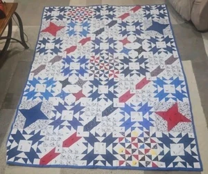 Vintage Handarbeit Patchwork gebunden Quilt blaue Bordüren 58"x84" patriotisch USA - Bild 1 von 4