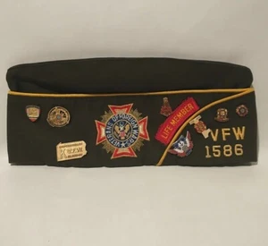 Cappello Veterans Of Firegn Wars V.F.W.1586 con 9 spille taglia 7 1/8 - Foto 1 di 8