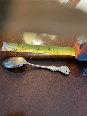 Cuchara de té de recuerdo esterlina con patrón colonial antiguo platero toalla vintage 1901 Foto 1 de 4