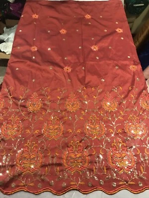 Tela de poli Shantung con borde dorado naranja óxido lentejuelas bordado 50” ancho 1 yarda Foto 1 de 4