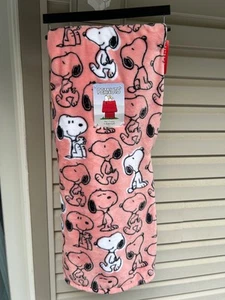 Peanuts Snoopy Plüsch Haustier Überwurf Decke extra lang 60" x 70" rosa von Berkshire - Bild 1 von 4
