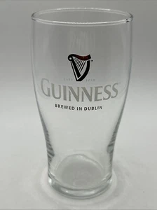 Vaso de pinta de cerveza GUINNESS arpa dorada elaborado en Dublín Bar Mancave - Imagen 1 de 5