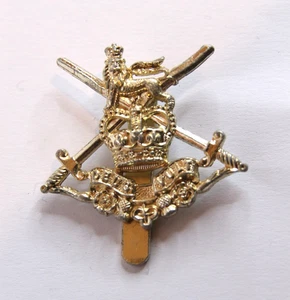 Infantry Training DUES VULT - British military cap badge - Picture 1 of 2