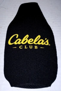 Cabela's Club Botella Cremallera Koozie (Mantiene Bebidas Frías) Negro con Logo Amarillo - Nuevo - Imagen 1 de 4