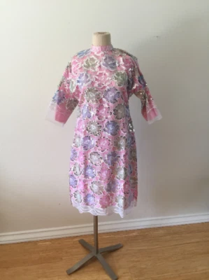 Vestido pastel vintage con apliques de encaje floral de lentejuelas Foto 1 de 4