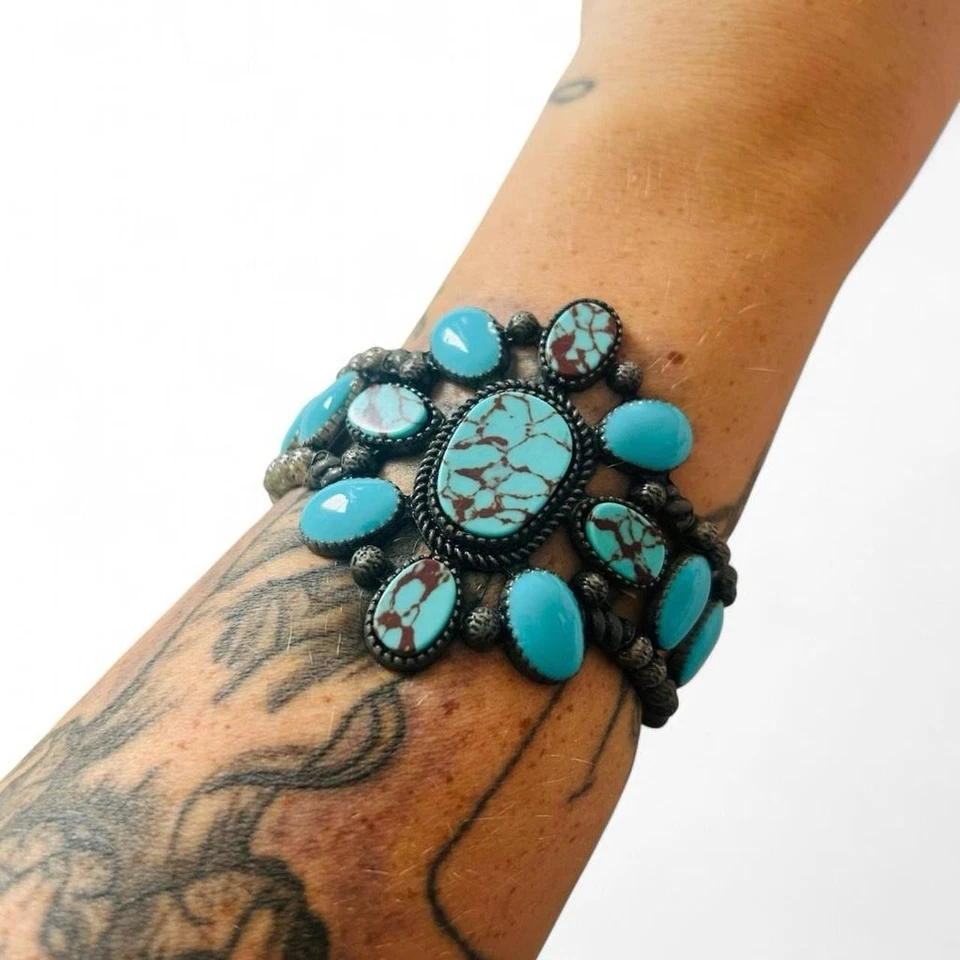 Pulsera con bisagras llamativa Howlite azul turquesa tono plata con pedrería  Foto 1 de 3