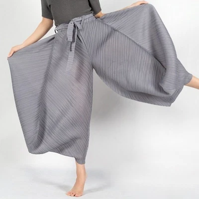 Calça cropped ISSEY MIYAKE PLISSADA PLEASE perna larga / Cinza - Imagem 1 de 4