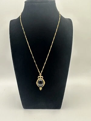 Collar vintage con colgante, marca 1928, 16,5 pulgadas Largo, encantador tono dorado Foto 1 de 3