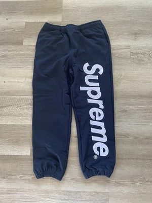 Pantalón deportivo Supreme con apliques de satén azul marino blanco para hombre talla M  Foto 1 de 4