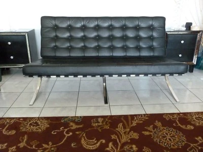 Sofá estilo Barcelona mediados de siglo en cuero negro vintage en excelente estado Foto 1 de 4
