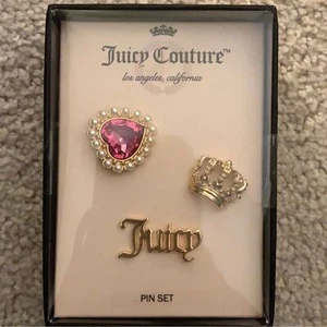 Juicy Couture Nuovo con etichette in scatola Set di spille tono oro 3 pezzi cuore, corona e succoso - Foto 1 di 5
