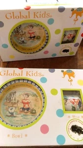 1 Set GLOBAL KIDS 3-TEILIGES SCHUSSGESCHIRR SET - TELLER/Keramik SCHÜSSEL/BECHER Junge Hund Strand - Bild 1 von 7