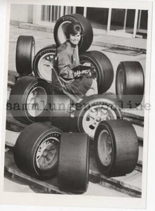 Neumáticos de carrera FIRESTONE Slicks años 60 años 70 con dama foto de prensa deportes de motor - Imagen 1 de 2