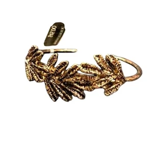 Banana Republic Women's Gold hammered Enamel Leaf Cuff Bracelet NWT 42 - Picture 1 of 4