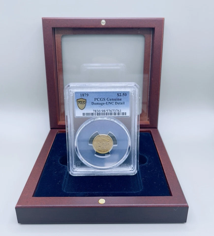 罕见 1879 年 2.50 美元自由女神头金币 PCGS UNC 低复古宝石红木展示 — 第 1/4 张图片