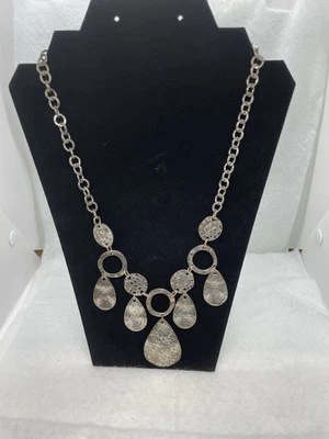 Collar Babero Rubí Rd Martillado Tono Plata Doble Nivel Monedas Lágrima Foto 1 de 4