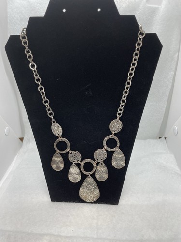 VETEMENTS Collana Bavaglino Rubino Rd Tono Argento Martellato Doppio Livello Monete Goccia