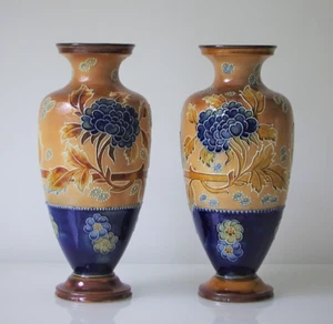 Par de jarrones Royal Doulton Lambeth x2 c. 1880 por Helena M Pennett PP - Imagen 1 de 2