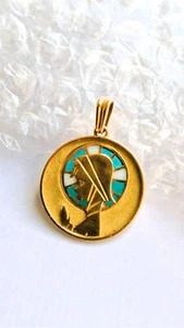 SUPERBE MEDAILLE OR JAUNE 18 CARATS TECHNIQUE PLIQUE A JOURS-VITRAIL TRANSPARENT - Imagen 1 de 10