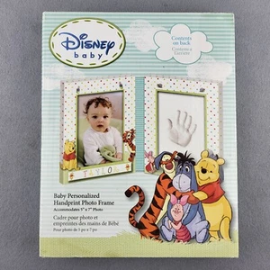 Marco de fotos personalizado con huella de mano de bebé de Winnie the Pooh Disney 5x7 - Imagen 1 de 2