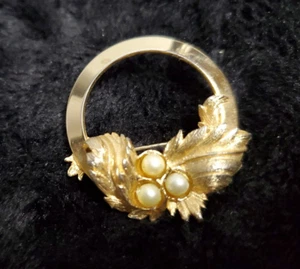 Spilla rotonda vintage firmata Sarah Coventry - Foto 1 di 6