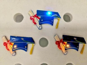 3 Stck. Abschluss Neu Blinkend Revers Hut Pin Blinken Neuheit Magnet Blinker USA - Bild 1 von 4