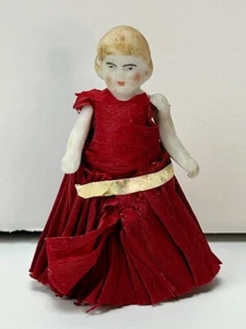 Antica BAMBOLA in miniatura 2" con filo snodato bisque con vestito di carta rossa - Foto 1 di 6