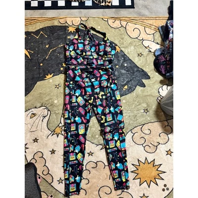 Conjunto de sujetador y leggings deportivos medianos de engranaje constantemente variado estampado retro Foto 1 de 4