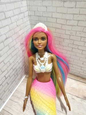 芭比 Dreamtopia 彩虹魔法美人鱼娃娃 彩虹头发 尾项链 头饰 — 第 1/4 张图片