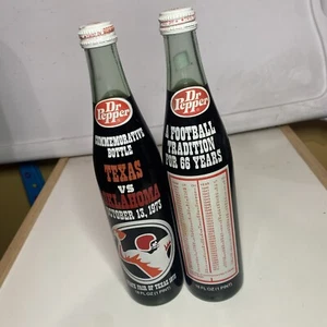 2 Dr Pepper Flaschen 16 Unzen Texas vs Oklahoma 13. Oktober 1973 State Fair of Texas - Bild 1 von 2