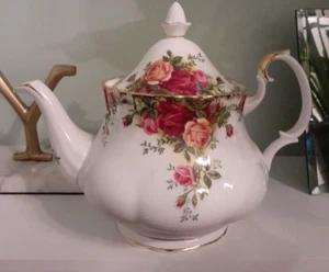 Vintage Royal Albert Bone China 2 1/4 pint teapot Old Country Roses 1962 - Picture 1 of 12