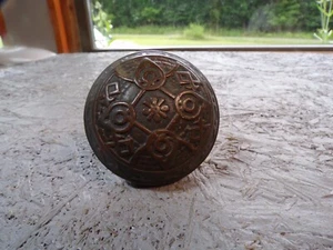 An antique ornate door knob, brass in very good condition. - Picture 1 of 9