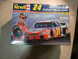 Kit voiture Revell échelle 1:24 Chevrolet DuPont Monte Carlo Jeff Gordon 85-2179 - Photo 1/6