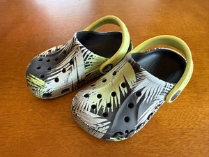 Toddler Boys Crocs Baya Graphic Tie-Dye Clogs in Tropical Black, Size 8 - Picture 1 of 11